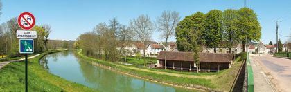 Construit en 1852 sur un ancien bras de l’Armançon, le lavoir est alimenté par un cours d'eau provenant du parc du château de Tanlay et se déversant en partie dans le canal en aval du site d'écluse 90 du versant Yonne. Son niveau d'eau est régulé en amont par deux vannes, surmontées d'une passerelle. Commissey, bief 91 du versant Yonne.