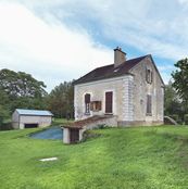 Maison éclusière du bief 109 du versant Yonne, à Saint-Florentin, vue de trois-quarts arrière.