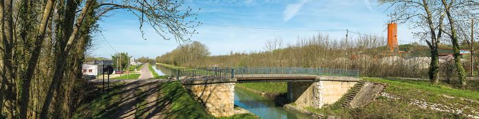 Pont routier isolé de la Chapelle-Vieille-Forêt à Flogny-la-Chapelle, sur le bief 100 du versant Yonne. Pont de 1823, rehaussé une première fois en 1857, puis en 1890 avec la pose d’un tablier métallique.