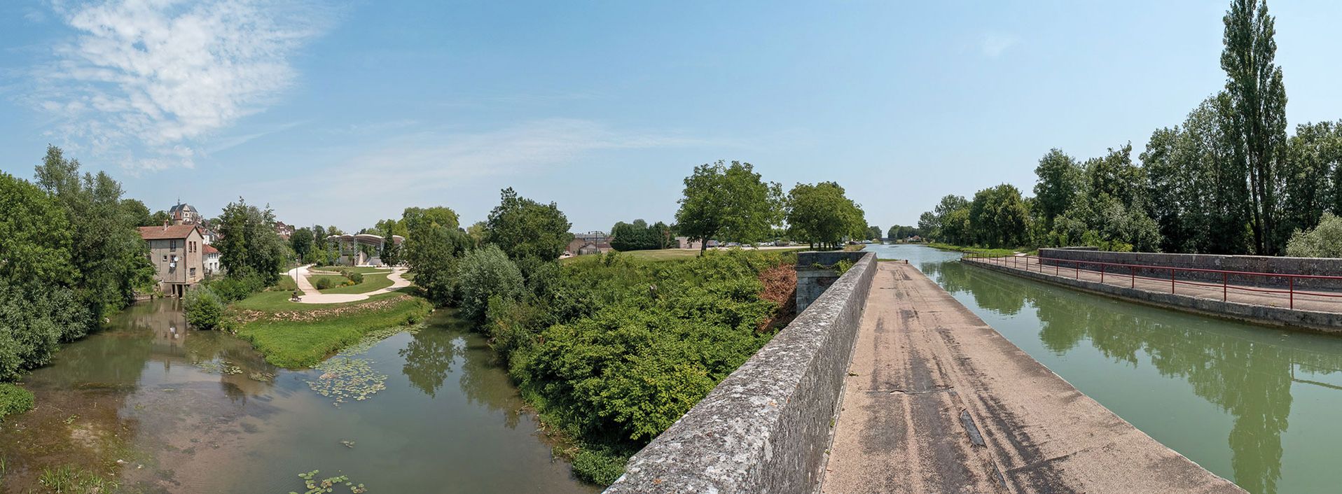 Autour du pont-canal de Saint-Florentin : l’Armance avec l’ancien moulin, le port, le pont-canal. La ville de Saint-Florentin est à gauche.