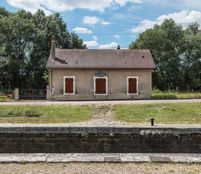 Maison éclusière du bief 78 du versant Yonne, à Ravières. La porte centrale a été transformée en fenêtre.