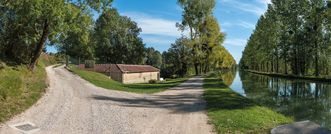 Lavoir entièrement clos, aménagé dans le talus de la rive droite du canal durant le troisième quart du 19e siècle.  Germigny, bief 106-107 du versant Yonne.