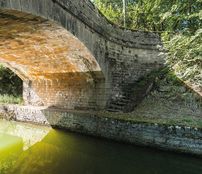 Détail de la voûte, de la culée et du parapet&nbsp;; le tout en pierre. Bief de partage à Créancey.