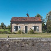 Maison éclusière du bief 10 du versant Saône à Vandenesse-en-Auxois.