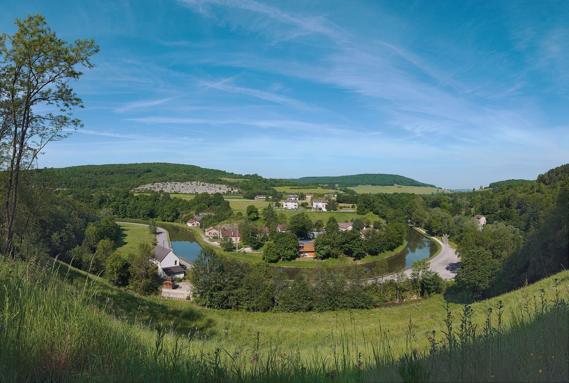 Une boucle du canal à Crugey, bief 18 du versant Saône. La forêt dissimule les vestiges de la carrière et de l’usine de Crugey.