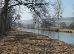 Alignement d’arbres et déversoir sur le bief 13 du versant Yonne à Gissey-le-Vieil.