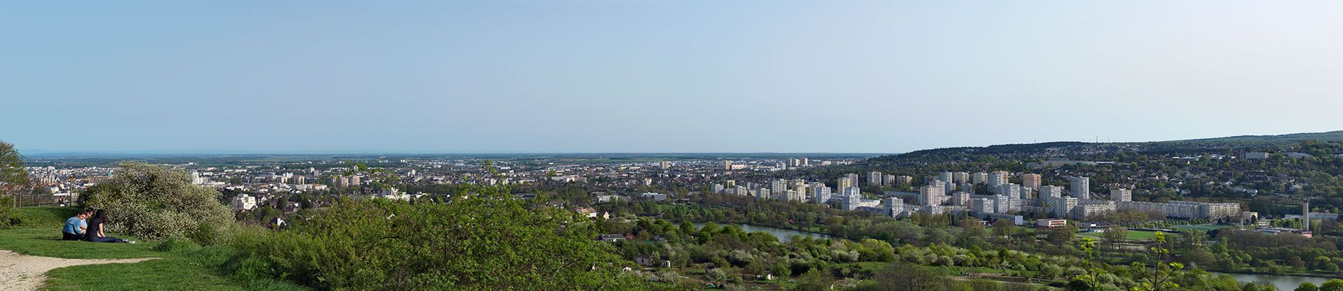 Le canal passe en fond de vallée de l’Ouche à Dijon, et cet ancien site de marécage et de culture a laissé la place aux aménagements du lac Kir dans les années 1960. Il traverse ensuite une zone récemment urbanisée à la Fontaine-d’Ouche, que l’on peut admirer depuis Talant.