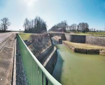 Pont en pierre, construit en 1812 et refait en 1828 sur la tranchée du Creusot à Saint-Thibault, bief 13 du versant Yonne. Pont ancien à une seule arche en anse de panier. Parapets en pierre. L'accès au chemin de halage se fait par des escaliers.