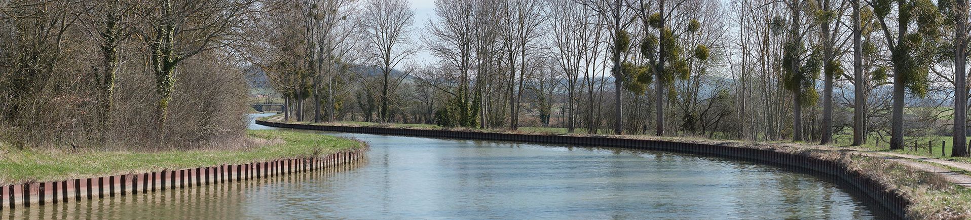 L'allée d’arbres et le méandre menant à un pont. Bief 15 du versant Yonne, Braux.