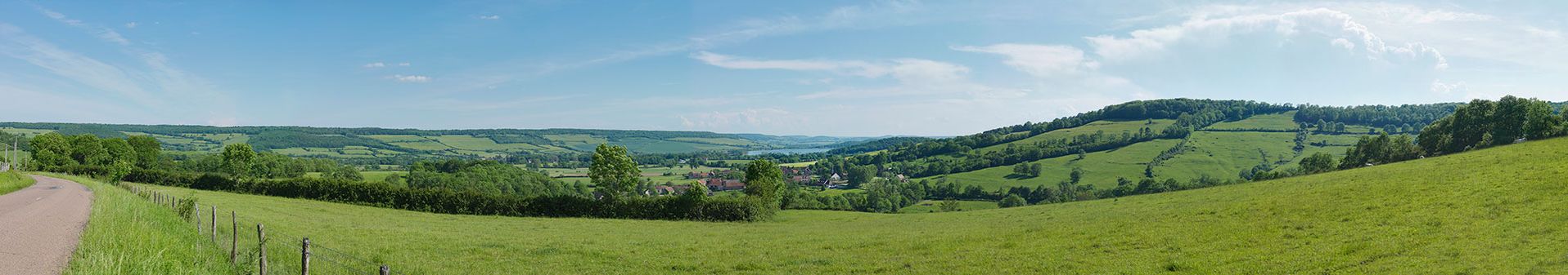 Panorama, pris au-dessus du village de Semarey, sur la vallée de Vandenesse-en-Auxois, où passe le canal de Bourgogne et où se trouve le réservoir de Panthier.