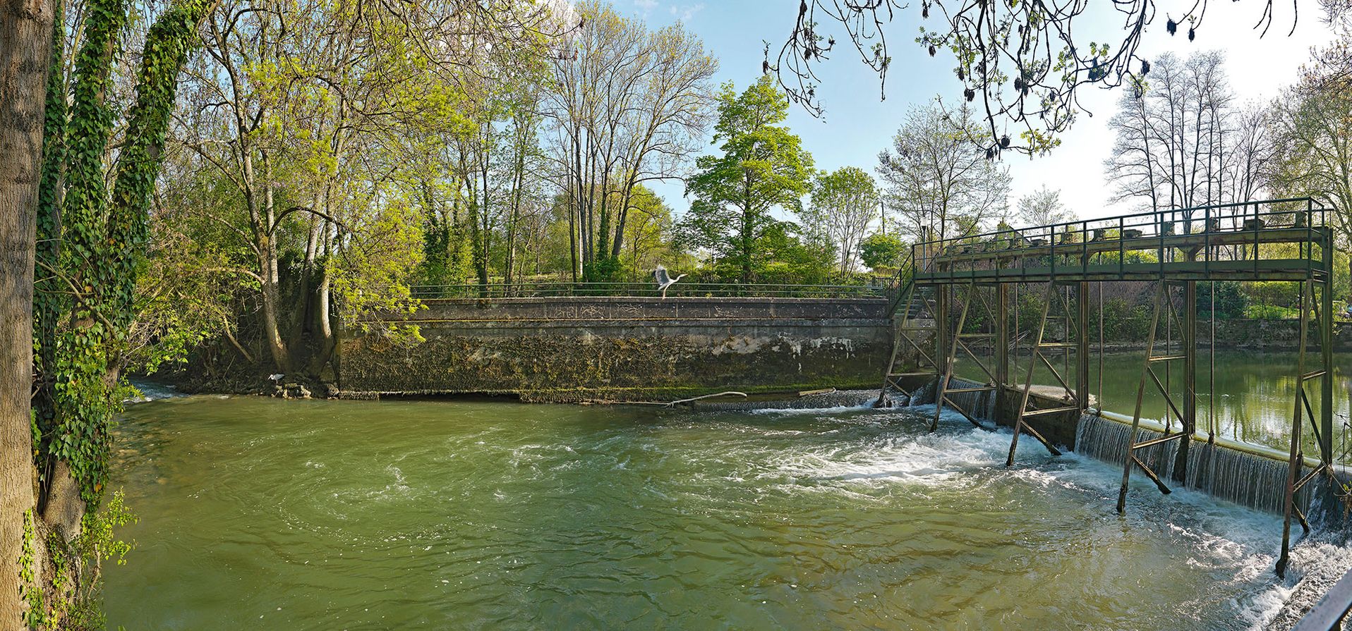 Un système de vannes et de barrages, surmonté d'une passerelle métallique, permet de régler le volume d'eau pris dans l'Ouche au départ de la rigole. Cette rigole longe le canal à quelque distance avant de l'alimenter au niveau du bief 55 du versant Saône à Dijon. C’est l’un des plus anciens ouvrages documentés du canal de Bourgogne.