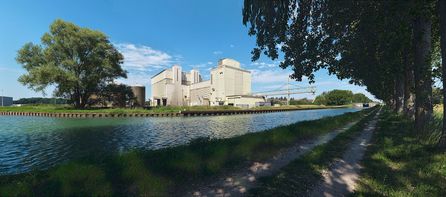 Des silos Dijon Céréales sur le port de Bretenière, bief 65 du versant Saône.