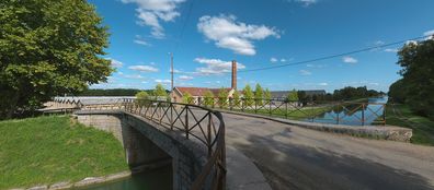 Pont routier isolé de Brazey-en-Plaine, sur le bief 74 du versant Saône. Appelé autrefois "pont de la Chapelle", il a été reconstruit après-guerre.