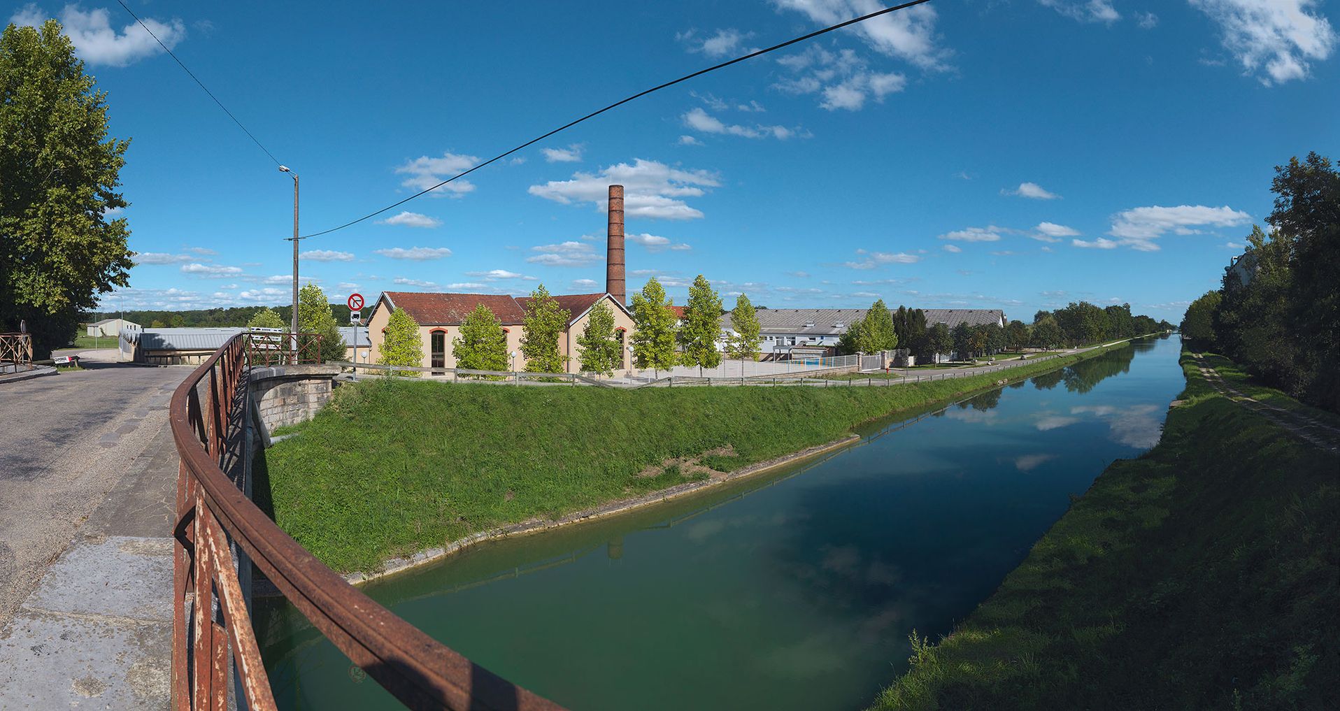 Ancienne usine de tissage, construite en 1899. Elle a connu diverses reconversions jusqu’à sa liquidation judiciaire en 1996. Bief 74 du versant Saône à Brazey-en-Plaine.