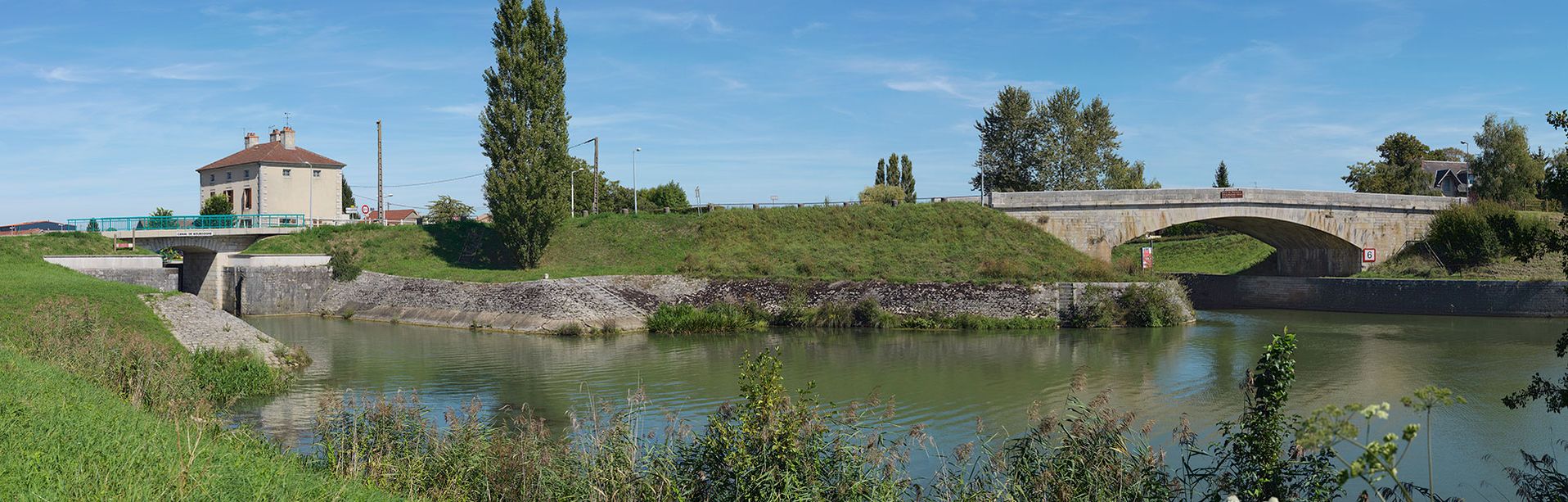 Deux ponts entre le canal et la Saône : à gauche, le pont sur l’écluse 76 du versant Saône et à droite, le pont en pierre précédant la gare d’eau de Saint-Jean-de-Losne.