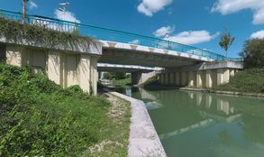 Pont de la fin du 18e siècle ou du début du 19e siècle, en pierre à l'origine. Reconstruit en 1886. A l'époque y passait le chemin vicinal de Saint-Usage à Esbarres. A la fin du 20e siècle, l’ensemble est reconstruit en béton. Bief 76 du versant Yonne à Saint-Usage.