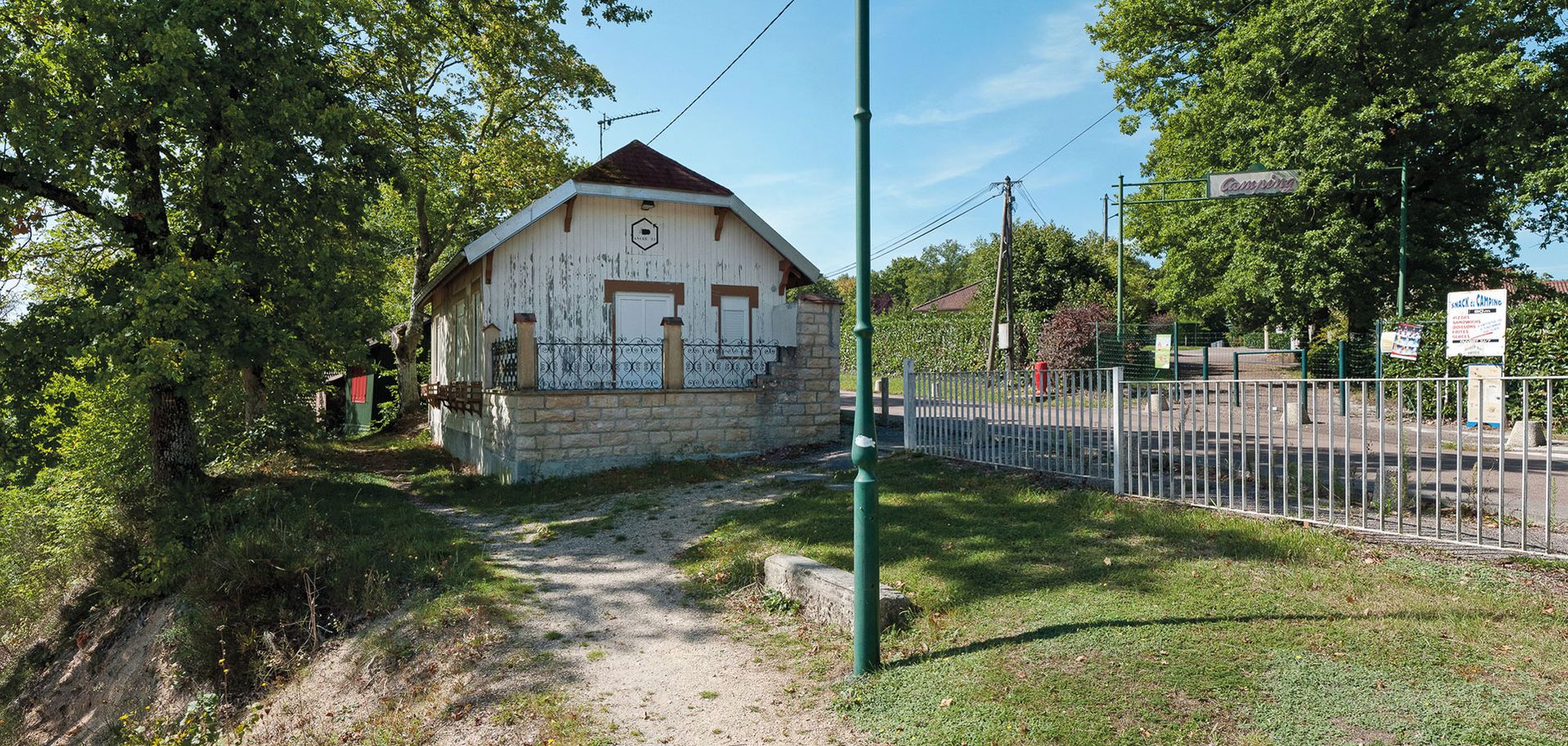 Une maison de villégiature autour du réservoir de Pont-et-Massène.