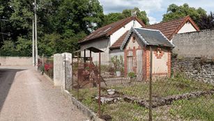 La ruelle perpendiculaire au canal avec jardins et latrines. En arrière-plan, on retrouve la rue principale. Bief de partage, Pouilly-en-Auxois.