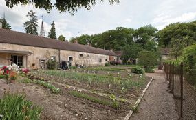 Jardins, cour intérieure et bâtiments. Bief de partage, Pouilly-en-Auxois.