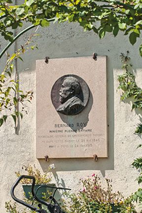 Plaque et médaillon de Bernard Roy, site d’écluse 23 du versant Yonne, Marigny-le-Cahouët.