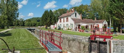 Maison éclusière du bief 26 du versant Yonne, à Marigny-le-Cahouët.