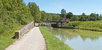 Pont métallique pour le passage de la ligne de chemin de fer Avallon-Les Laumes ouverte en 1876. C’est le seul pont ferroviaire sur écluse ; en l’occurrence sur l’écluse 31 du versant Yonne à Chassey.