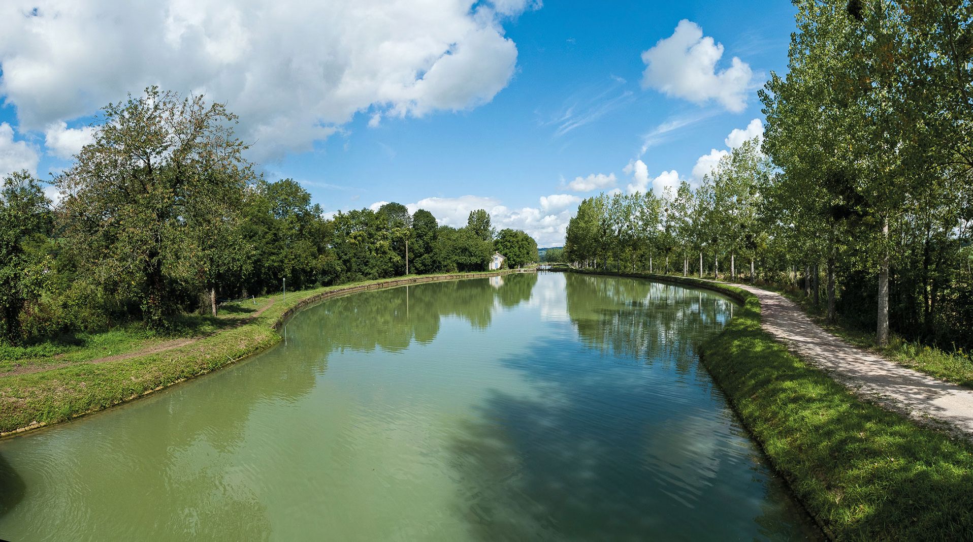 Bassin de retournement en amont du site d’écluse 49 du versant Yonne à Pouillenay.