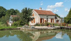 Maison éclusière du bief 53 du versant Yonne à Mussy-la-Fosse.