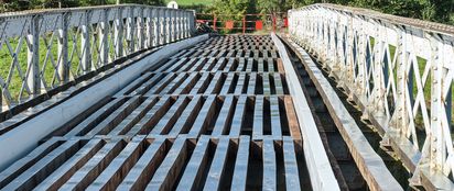 Pont de Grignon sur le bief 59 du versant Yonne avant et pendant les travaux de remplacement de son platelage.