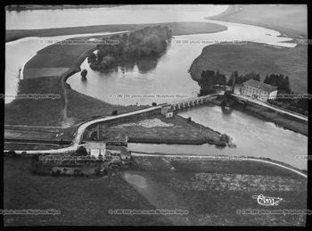 Vue aérienne du barrage, du site d’écluse et du moulin de La Truchère. Vers 1960. Diapositive monochrome sur plastique. 
Coll. Combier - musée Nicéphore Niépce – Chalon sur Saône -  inv. n° 1975.19.71549.3.1