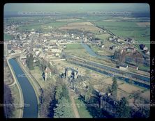 Vue du canal et du château de Châtillon-en-Bazois. Vers 1960. Négatif couleur sur plastique. Coll. Combier - musée Nicéphore Niépce – Chalon sur Saône - inv. n° 1975.19.58065.6.1