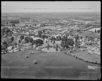 Vue aérienne des moulins de Branges. Vers 1960. Diapositive monochrome sur plastique.
Coll. Combier - musée Nicéphore Niépce – Chalon sur Saône -  inv. n° 1975.19.71056.6.1