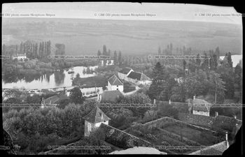 Vue aérienne&nbsp;: moulin et maison éclusière de Cuisery. Vers 1910. Négatif sur nitrate de cellulose.
Coll. Combier - musée Nicéphore Niépce – Chalon sur Saône -  inv. n° 1975.19.71158.104.1