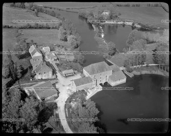 Vue aérienne du moulin et du site d’écluse de Loisy. Vers 1950. Négatif au gélatino-bromure d'argent sur plastique. Coll. Combier - musée Nicéphore Niépce – Chalon sur Saône -  inv. n° 1975.19.71261.7.1