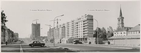 Construction des immeubles de l’avenue Nicéphore Niépce. Août 1963. Tirage sur papier au gélatino-bromure d’argent. Fonds Gros. Coll. musée Nicéphore Niépce - Chalon sur Saône – inv. n° 1989.57.15.78