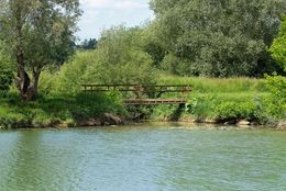 Seille canalisée&nbsp;: passerelle sur un méandre coupé de la Seille à Branges.