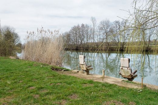 Fauteuils d’avion sur la Seille à Bantanges.