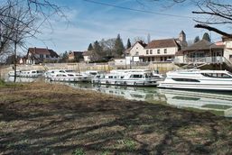 Seille canalisée&nbsp;: le port de plaisance de Branges pris de la rive gauche de la Seille, avec le village en arrière-plan.