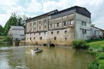 Carrelet de pêche devant le moulin de Cuisery.