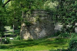 Vestiges de la cheminée de la tuilerie de Cuisery.