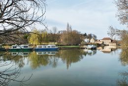 Le port de Loisy avec au fond, le moulin.