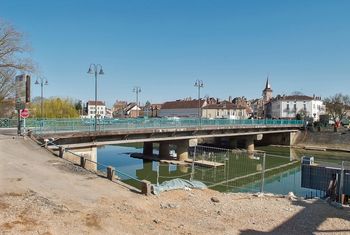 Louhans, avec la Seille au premier plan.