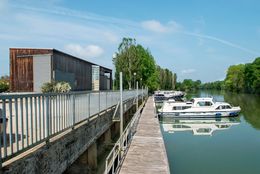 Le port de Louhans et la capitainerie.