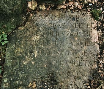 Pierre tombale de l’ancien cimetière autour de l’église de Jouvençon.