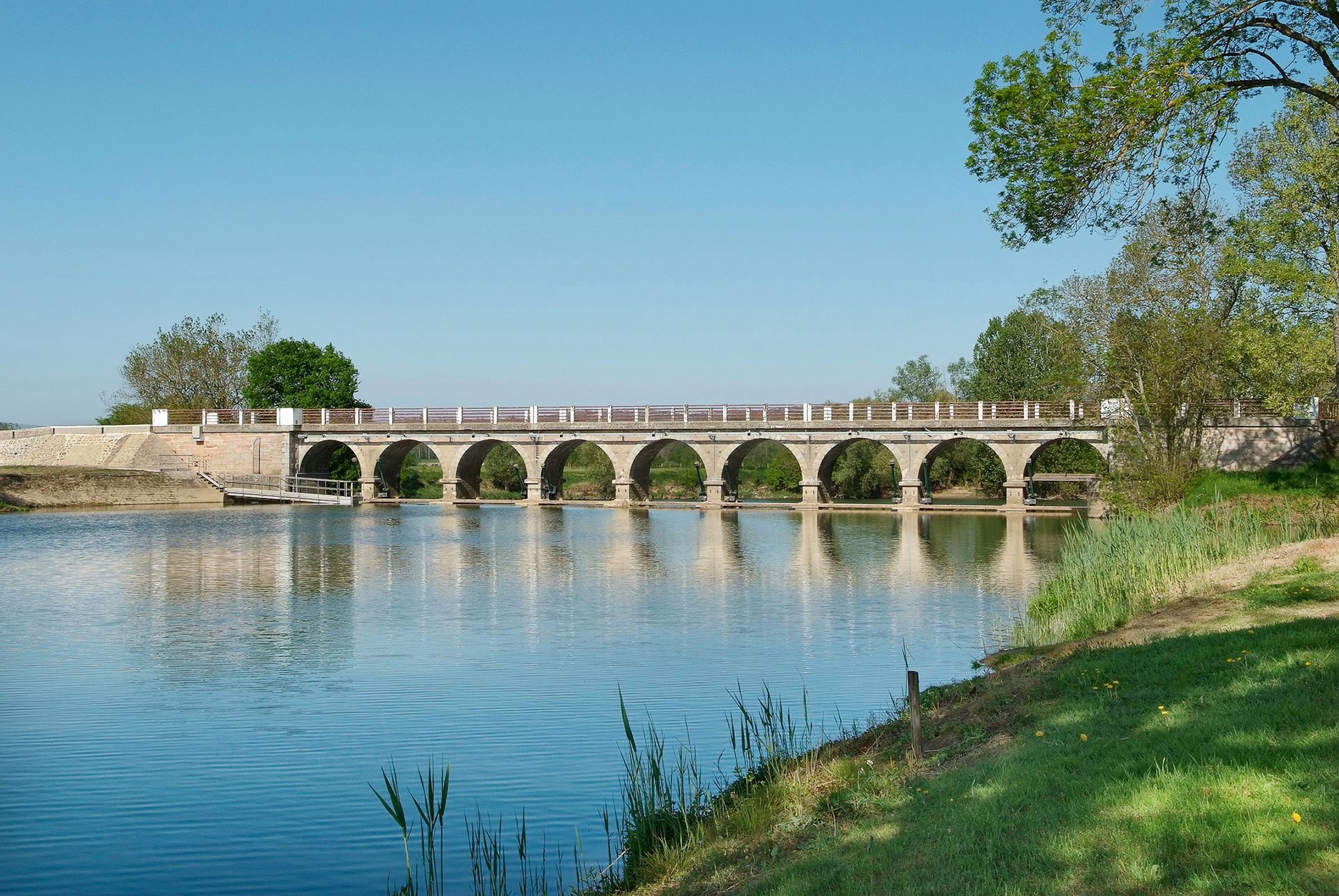 Barrage et pont de La Truchère.