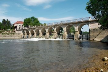 Barrage et pont de La Truchère, vus de la rive gauche de la Seille.