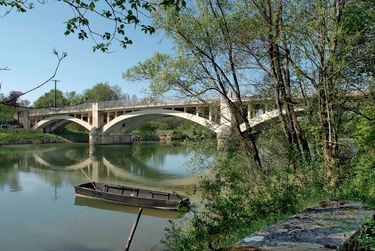 Pont routier de Pont-Seille dit aussi pont de Sermoyer. Cet endroit de la Seille était traversé auparavant par un bac, dont il reste quelques vestiges sous le pont. Un premier ouvrage, pont suspendu construit en 1849, est remplacé par un pont en béton en 1934. Construit par l'entreprise Marciotta de Savoie, il est entièrement détruit en septembre 1944 et reconstruit à l'identique.