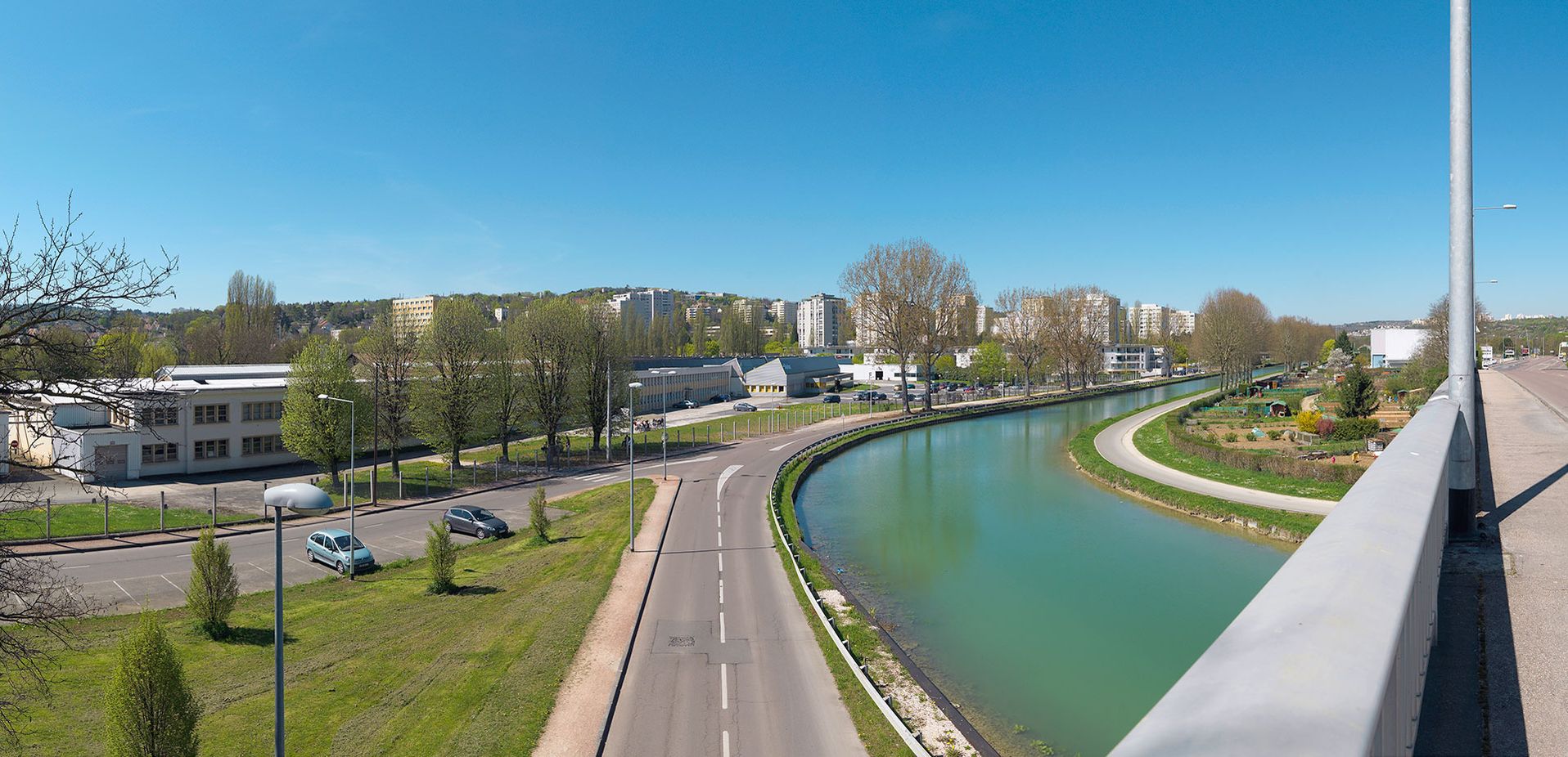 Canal de Bourgogne&nbsp;: le canal traversant Dijon à hauteur du quartier de la Fontaine-d’Ouche, bief 54 du versant Saône.