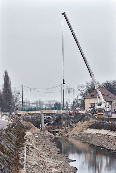 Canal de Bourgogne&nbsp;: le pont sur le canal en réfection pour le passage du tramway à Dijon, sur l’écluse 55 du versant Saône.