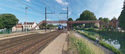 Canal de Bourgogne&nbsp;: passerelle desservant le site SNCF à droite, bief 56 du versant Saône à Dijon.